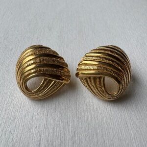 Vintage Trifari Gold Tone Knot / Swirl Shape Clip On Earrings